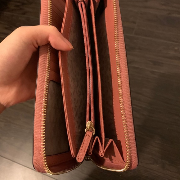 Michael Kors Wallet - Picture 3 of 9